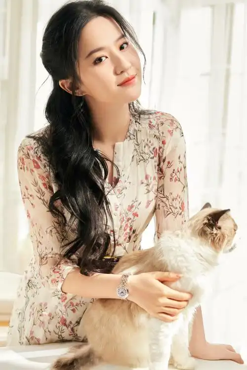 刘亦菲素颜喝咖啡随拍