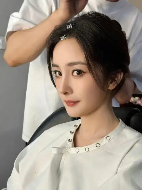 杨幂开启7月盛夏#  六月底来信几张照片都好看!