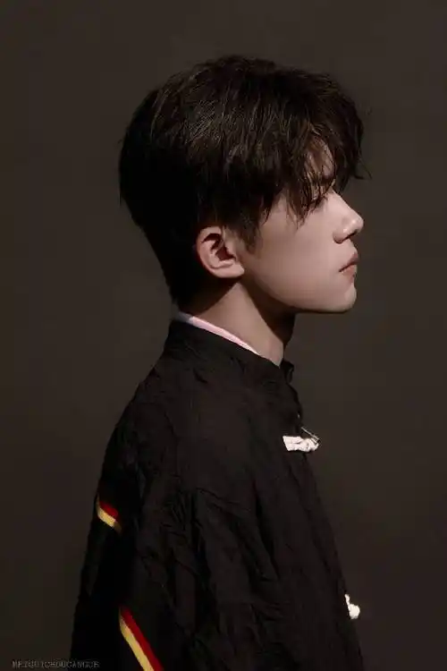 这才是可以滑滑梯的鼻子!@tfboys-易烊千玺#一秒沦陷的s级鼻子