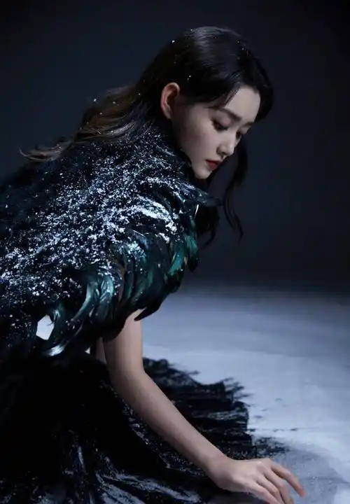 蒋依依22岁生日照 穿吊带羽毛白裙梦幻唯美纯欲风拉满 黑裙成熟妩媚