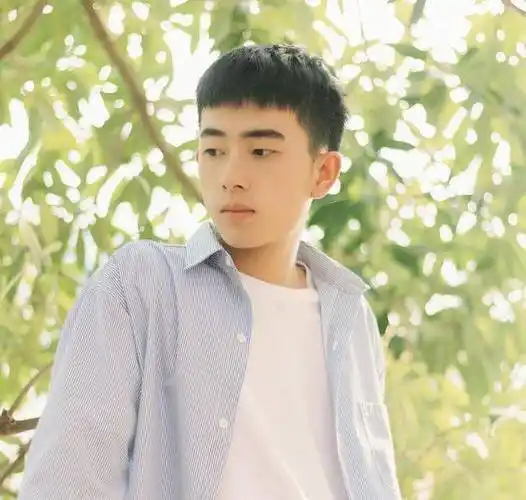 男生夏季还在嫌弃"两边铲短"发型?