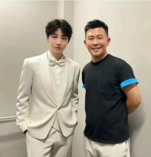 王俊凯百花迎春后台合照