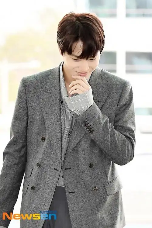 exo金钟仁现身机场如走t台 低头浅笑迷人贵公子范尽显【组图】--韩国