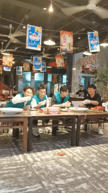 长沙街头偶遇孟鹤堂#长沙的粉丝是不是都在偶遇孟鹤堂啊!