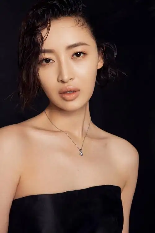 原名杨洋,1989年6月8日出生于江西省赣州市章贡区,中国内地女演员