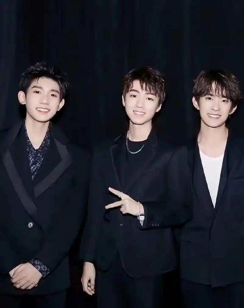 【王源客厅狂欢巡演在上海开启,王俊凯,易烊千玺打call为其加油!