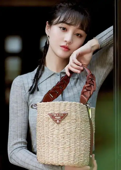 郑爽穿粉色长裙,吃棒棒糖俏皮可爱,少女感满满|郑爽|棒棒糖|小爽_新浪