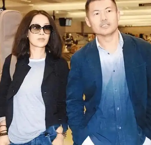 那英夫妇合体,女大佬范儿带风,富豪老公为她尽显安保本色!