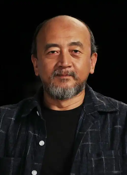 王劲松鼓励父亲给他找后妈对继母的态度让她流下幸福的泪水