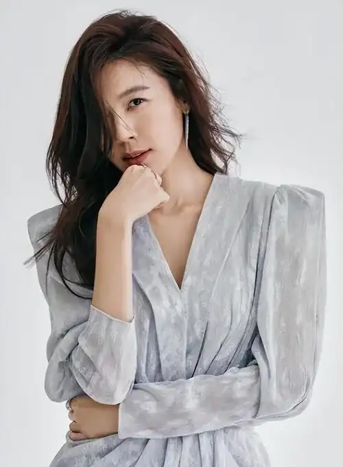 作为韩国"国宝级"的女演员之一,金荷娜既有韩国国民女演员的人气,也