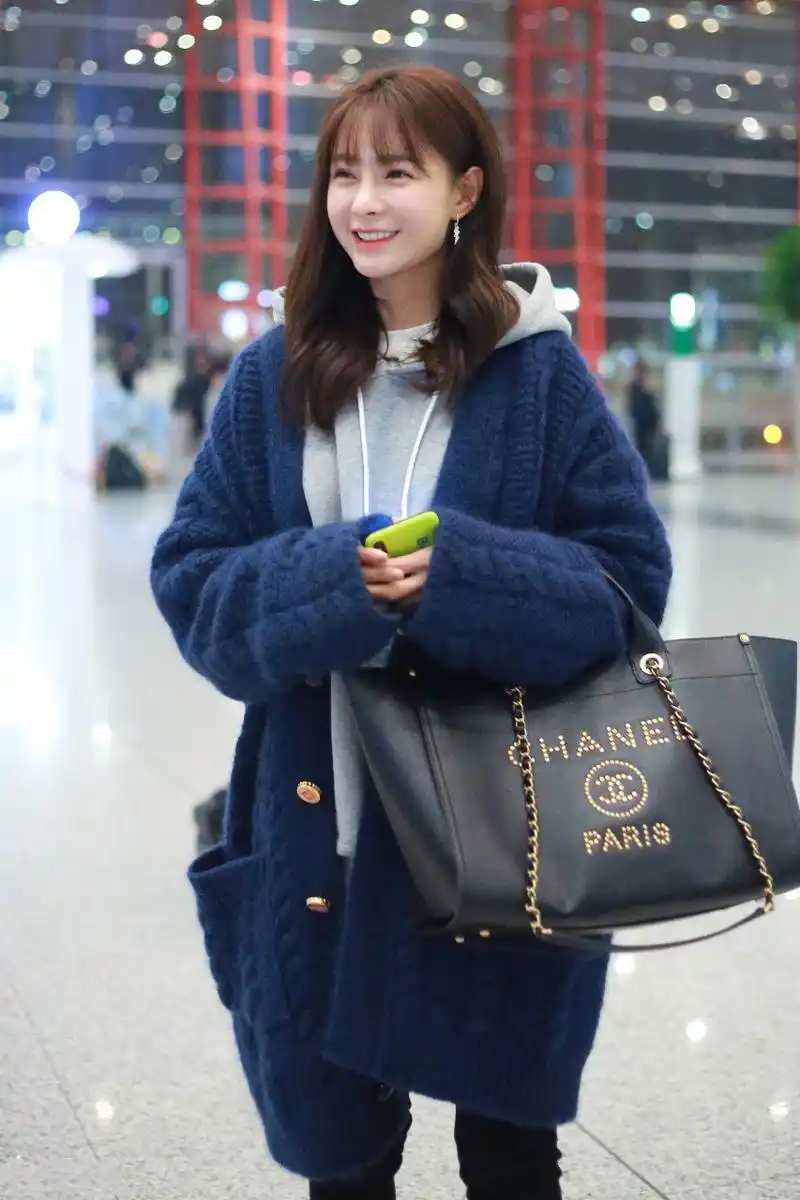 沈梦辰穿蓝色针织毛衣内搭灰色卫衣现身机场,皮肤白皙笑容灿烂