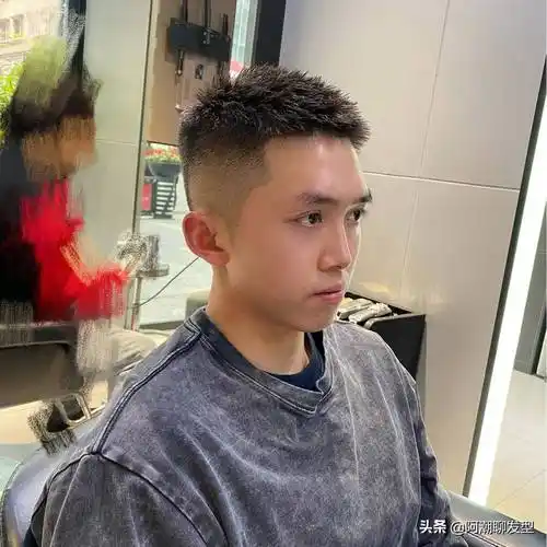 男生夏季剪"背头"太油腻?不妨试试这3款,剪完干净帅气显精神