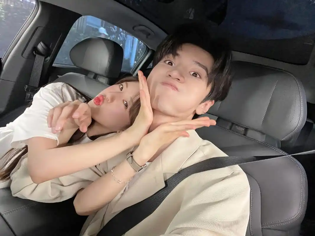 陈哲远赵露思车内这组自拍有朋友圈情侣官宣那味儿了,稚段情长藏不住