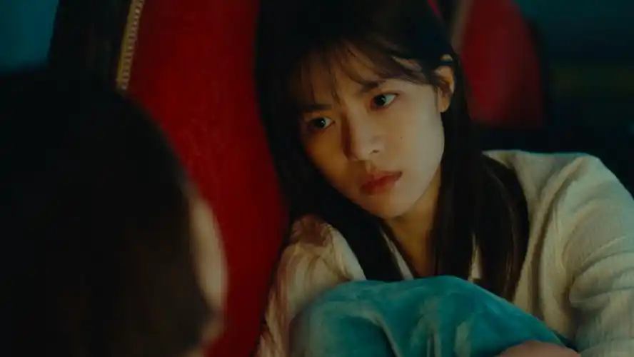 爱情电影八月未央曝春风拂面版海报心痛版预告