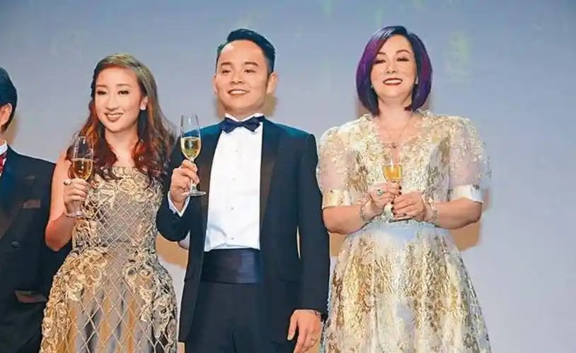 原创毛玉萍助老公成首富后不听话成龙为她求情现送儿子15亿豪宅