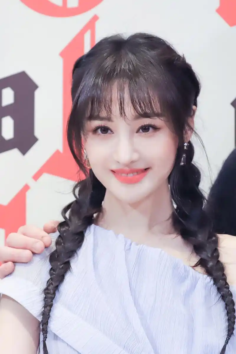 原创郑爽脸颊终于不凹陷!微肉感上镜更自然,麻花辫造型尽显清纯娇柔