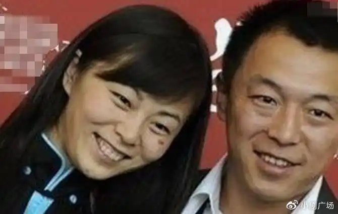 有种夫妻相叫黄渤和小欧,相爱27年结6次婚,连笑容都是一样的