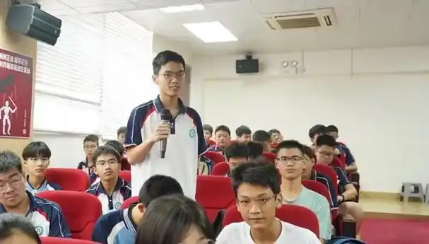 广州市南沙区大岗中学坐落在大岗镇的一处山坡上,从山顶向下俯瞰,乡镇