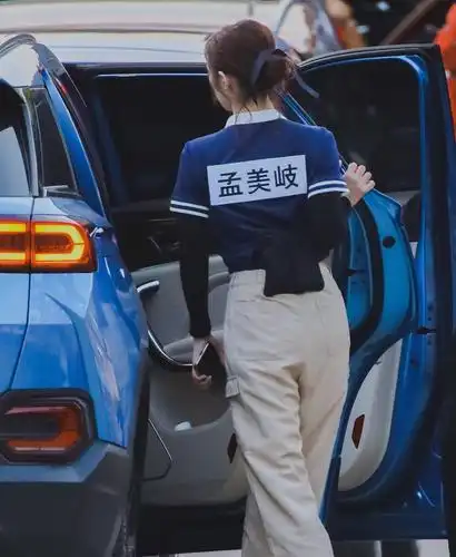 当孟美岐跟宋祖儿录《跑男》走一起,全明白了_一个人