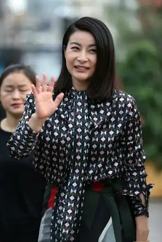 郭晶晶亮相活动,印花衬衫搭不规则半裙,终于有豪门阔太范