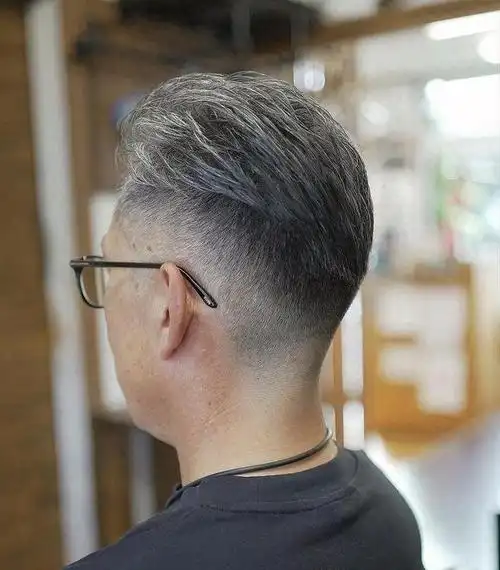 对于男性来说,发型是这个形象的重要组成部分,它承载着对时尚的追求