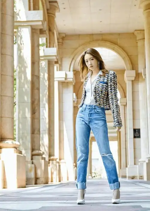 孟美岐初秋氛围感写真,穿黄色碎花裙灵动飘逸,气质美似仙女下凡