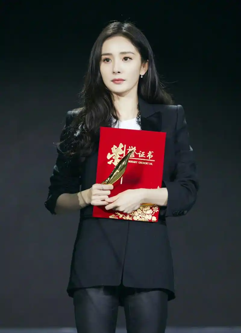 #杨幂# 【奖杯与证书】 记录演员杨幂的一些荣耀时刻 🏆第26届金鹰