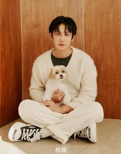 朴灿烈和宠物合拍中国封面#6015截止到20点,格调x灿烈 开年刊杂志