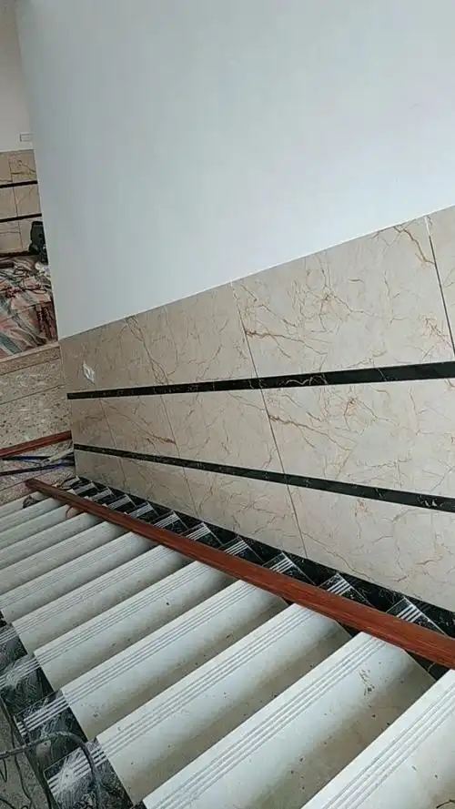 这种楼梯墙壁瓷砖颜色非常的好看,正在装修的朋友可以参考一下.