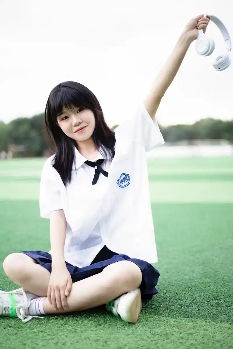 分享一个可爱的小妹妹.#摄影 #校园约拍 #校服女孩 - 抖音