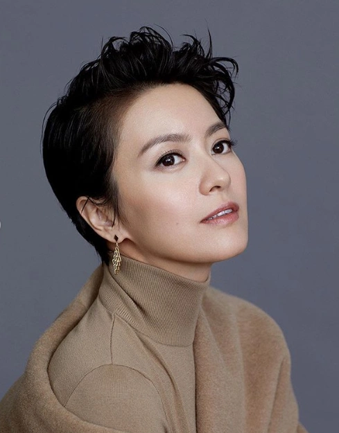 原创梁咏琪晒90年代少女时期珍贵照片长发飘飘素颜出镜自叹非常天然