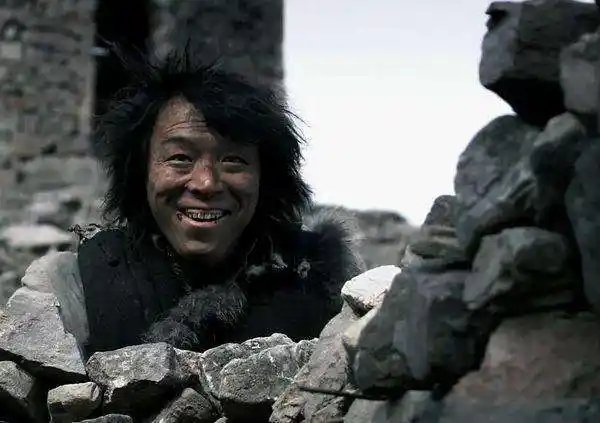 拍戏穿成农民工,店员嘲讽他买不起手机,黄渤这个举动太圈粉了