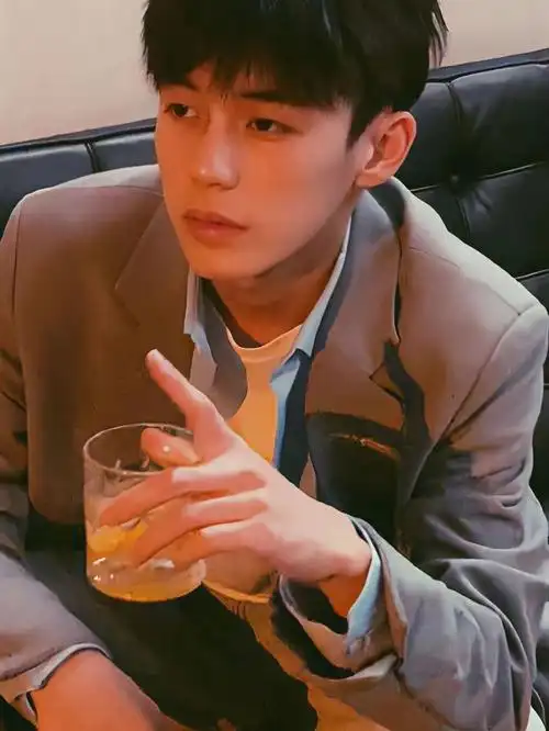 余庆伟壁纸老鱼真帅