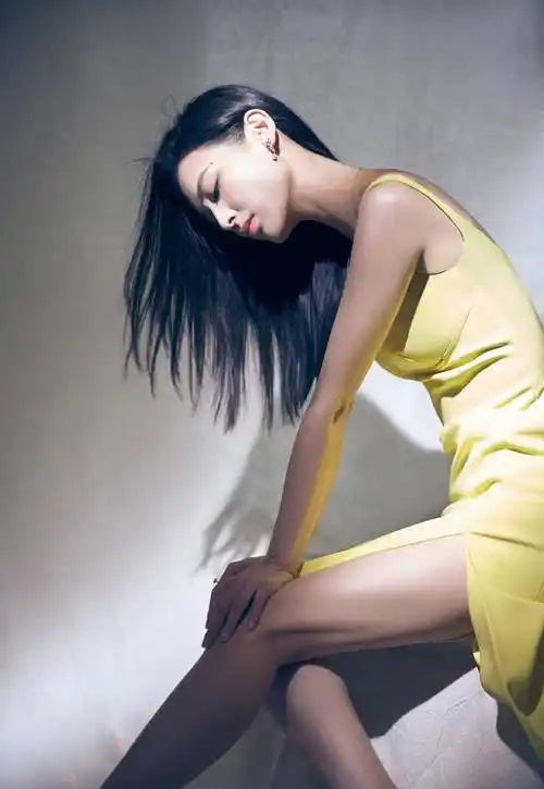 黄圣依难得收敛壕气,淡雅黄裙穿出高级感,饰品更是精致小巧