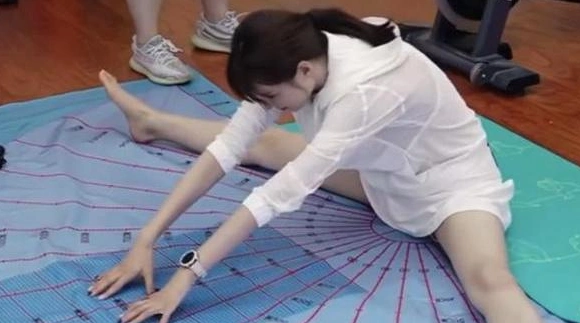 盘点女星"一字马",杨颖尽力了,景甜优雅,沈梦辰更厉害!