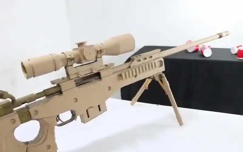 小伙动手能力逆天,用纸壳就制作出一架机关枪,简直炫酷到没朋友-生活