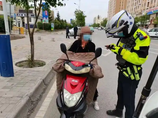 大曝光互助县威远镇街头这10名摩托车电动车驾驶员不戴头盔看看有你