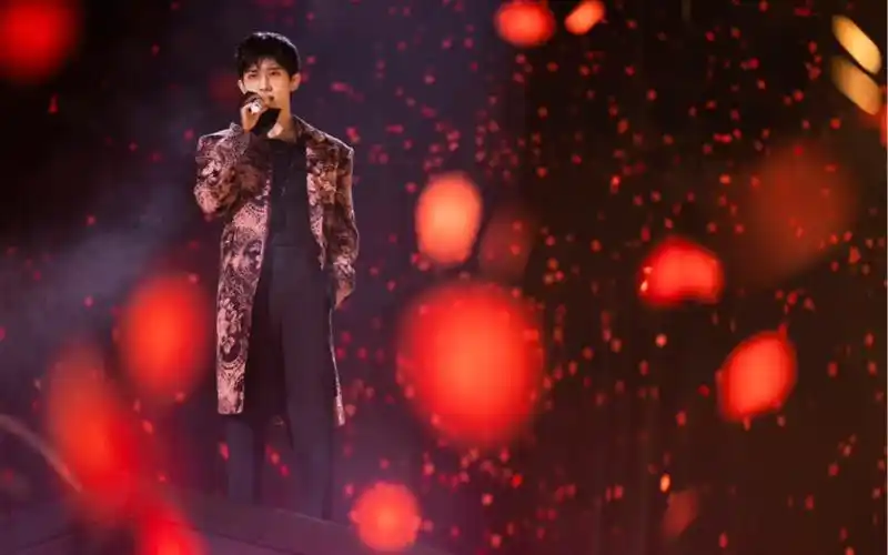 羞答答的玫瑰静悄悄的开～ 易烊千玺 绝美