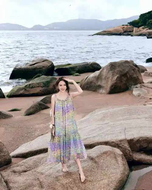 陈乔恩晒45岁庆生照穿白色背心连衣裙凹凸有致美得像30岁