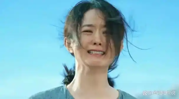 北京这夜被张艺谋身旁的赵丽颖惊艳了不穿暴露礼服却艳压群芳