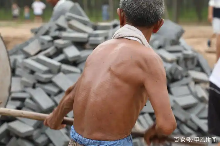 在河南省一工地,一位老人工在光着膀子,冒着高温干活.