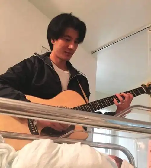 王力宏弹唱吉他.