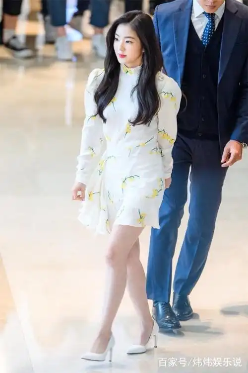 "南韩第一美人"裴珠泫高调亮相,穿印花短裙甜到爆,身材更撩人