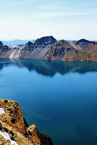 天池坐落在海拔2470多米的长白山上.雄伟壮观!池水清澈像一面镜子.