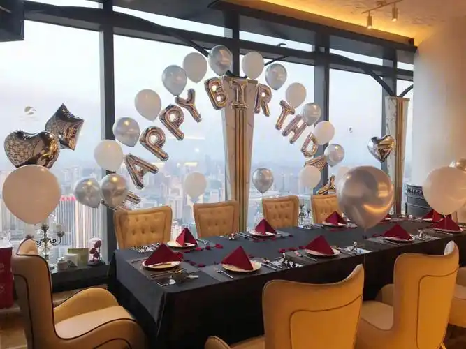 长沙生日布置72伍贰赫兹高空餐厅纯色布置
