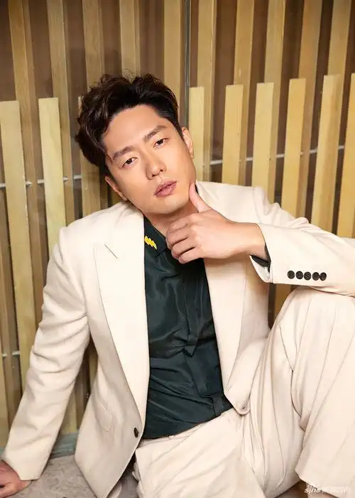 凌潇肃绅士大片 浅色西服举手投足散发迷人魅力_高清图集_新浪网