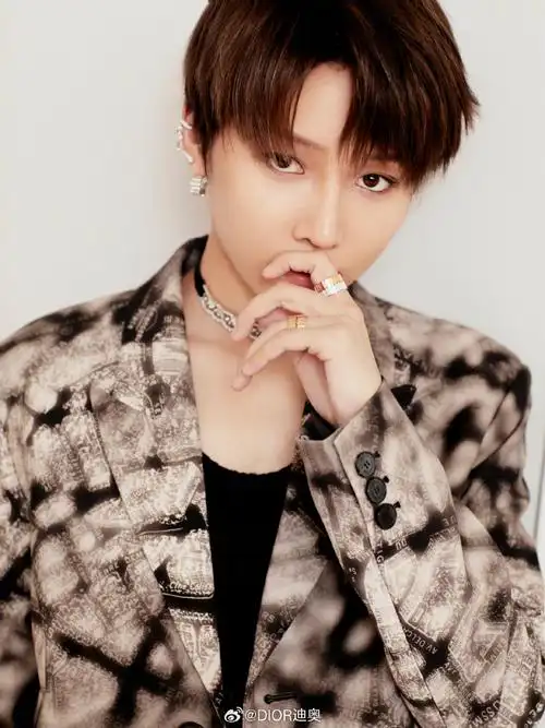 我是@刘雨昕,很高兴被迪奥邀请,接下来将由我接管迪奥微博,与您分享