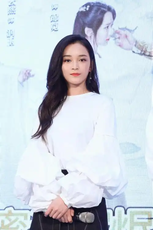 2017年,出演个人首部电视剧《漂亮的李慧珍》,从而正式进入演艺圈.