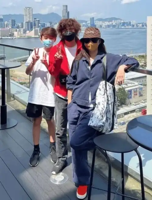 芝的大儿子和小时候长得不一样,15岁已有上亿身家_谢振轩_张思乐_父母