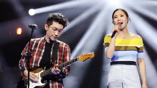 云朵和金志文合唱《远走高飞》深情款款,两人配合太默契了